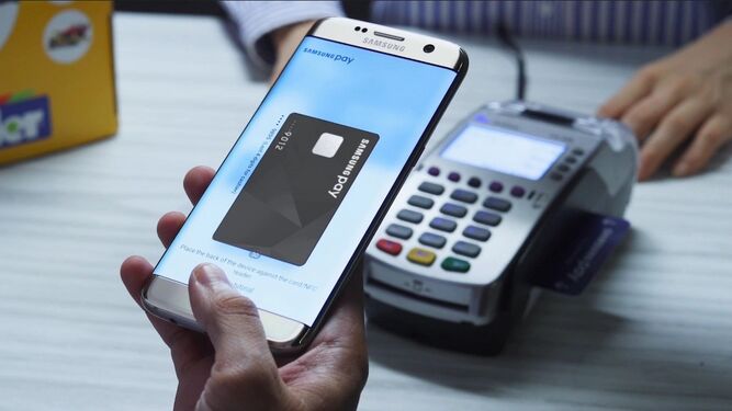Un usuario realiza un pago con Samsung Pay