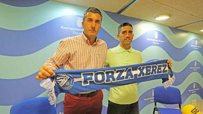 Sergio Narváez, sonriente junto a Edu Villegas durante su presentación como nuevo jugador del Xerez DFC.