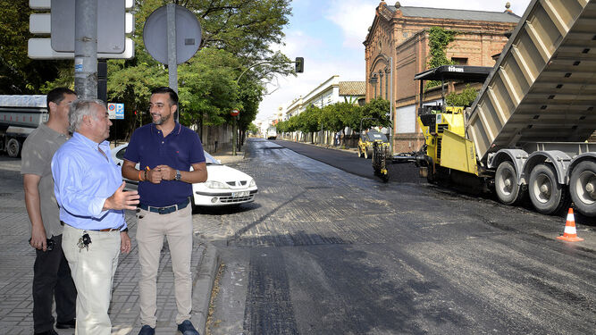 El delegado de Infraestructuras durante su visita este martes a las obras de reasfaltado de la calle Arcos.