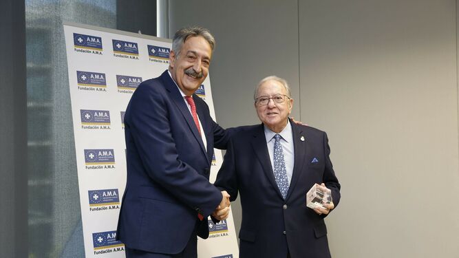 El presidente de Fundación AMA, Diego Murillo, recibió una placa conmemorativa de mano de International SOS.