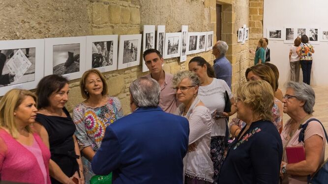 La autora Isabel Orta, junto a varias 'Chicas Rosas' y al presidente de la Asociación Jacobea de Jerez, Carlos Perdigones, en la inauguración de la muestra.