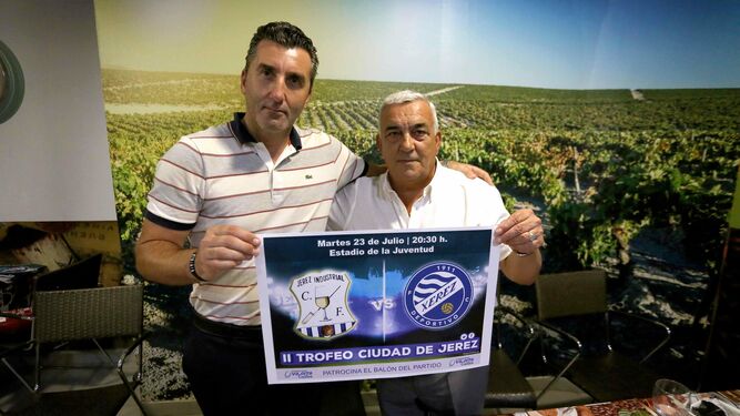 Edu Villegas y Manuel Queijo, con el cartel del II Trofeo Ciudad de Jerez.