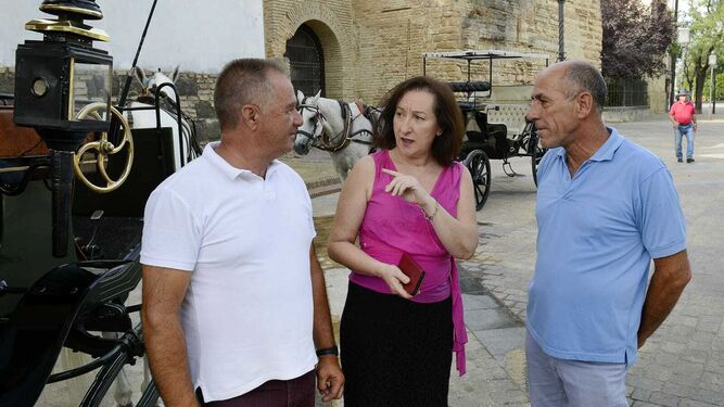 El presidente de la Asociación de Cocheros, Juan Sambruno, la delegada y un cochero de la parada de El Alcázar.
