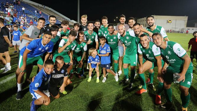 Los jugadores del Xerez Deportivo FC celebran la consecución del Trofeo Ciudad de Jerez.