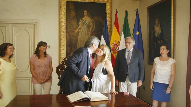 El delegado del Gobierno saluda a la alcaldesa, tras la firma en el libro de honor del Ayuntamiento.