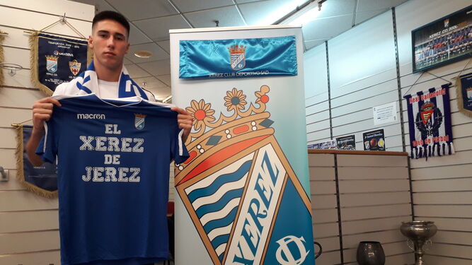 Juanma Cámara posa con la nueva camiseta del Xerez CD.