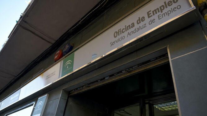 Acceso a una oficina del SAE en Andalucía.