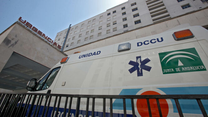 Una ambulancia en la entrada del Servicio de Urgencias del Hospital Puerta del Mar.