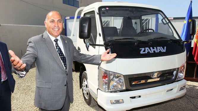 José Luis Mesía ante uno de los vehículos que iba a ensamblar Zahav en su planta de Jerez.