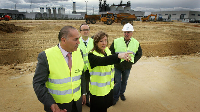 Pilar Sánchez en una visita a los terrenos donde se construyó la nave de Zahav en enero de 2011.