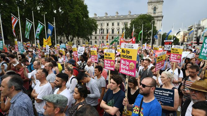 Seguidores del Partido Laborista se concentran para escuchar el discurso de su líder, Jeremy Corbyn, en la plaza del Parlamento, el jueves en Londres.