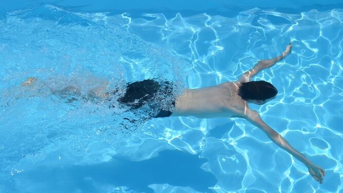 Joven nadando en una piscina