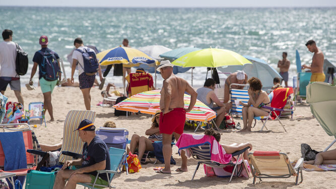 Isleños y visitantes disfrutan de la playa de Camposoto.