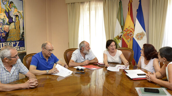 Reunión mantenida la pasada semana entre Isabel Gallardo y los representantes sindicales
