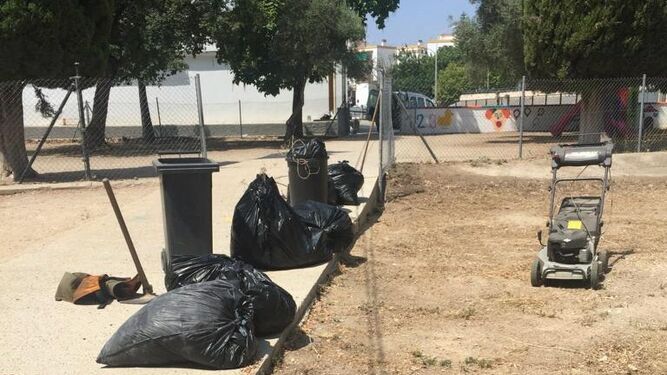 Resultado de los trabajos de limpieza por parte del Ayuntamiento en el patio del CEIP Tartessos.