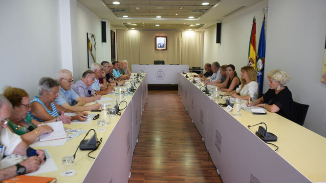 Reunión del equipo de gobierno con la directiva de la federación de asociaciones de vecinos Isla de León, en el pasado mes de julio.