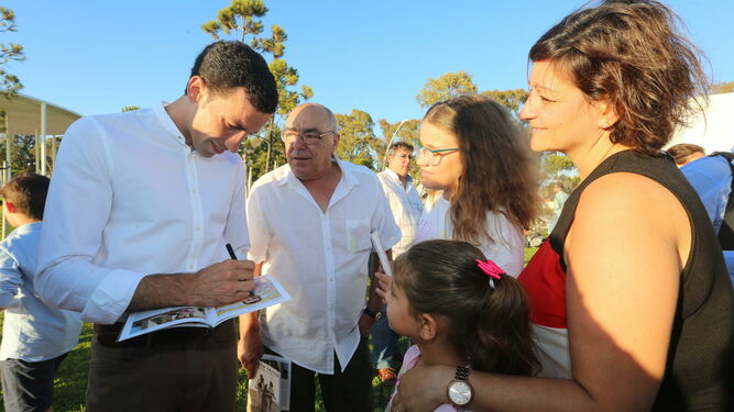 David de Miranda firmando autógrafos a unas jóvenes aficionadas.