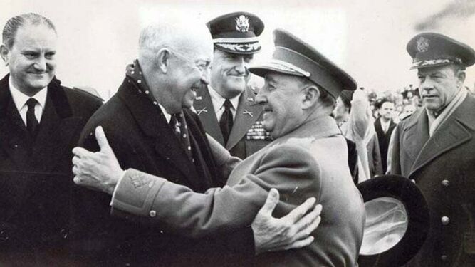 Abrazo entre el presidente estadounidense Eisenhower y Franco en Torrejón de Ardoz en 1959.