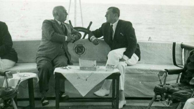 La famosa foto del encuentro entre Franco y Don Juan en el yate 'Azor' el 25 de agosto de 1948 en aguas del Golfo de Vizcaya.
