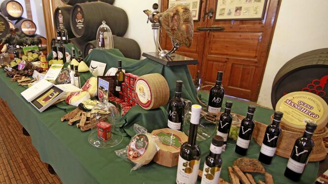 Exposición de productos con Denominación de Origen, entre ellos el Vinagre de Jerez, en la bodega de San Ginés del Consejo Regulador.