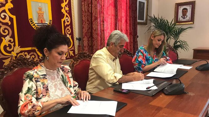 Aparcero firma con PSOE e IU el acuerdo de gobierno en Chipiona