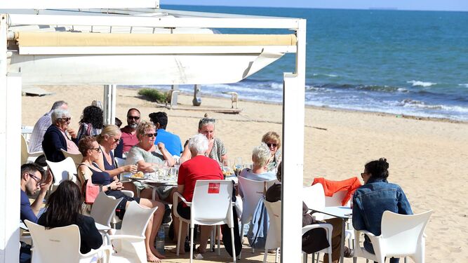 Turistas en una playa de Huelva.