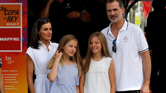 Los Reyes posan junto a sus hijas en el Real Club Náutico de Palma.