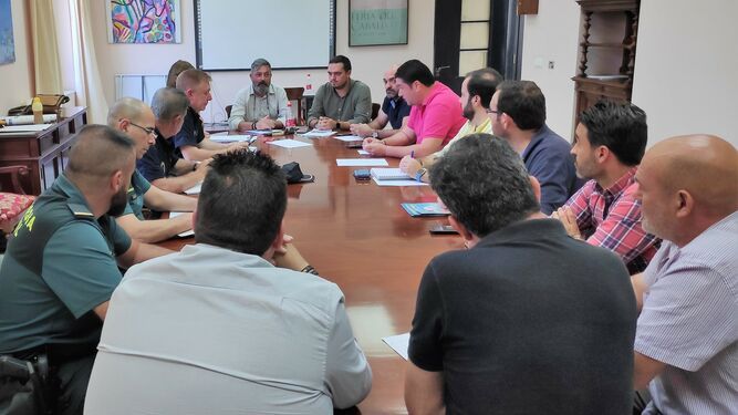 Un momento de la reunión de la Mesa de Seguridad de las ELA celebrada en el Ayuntamiento.