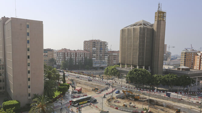 Vista del edificio de Correos, junto a las obras del Metro de Málaga.