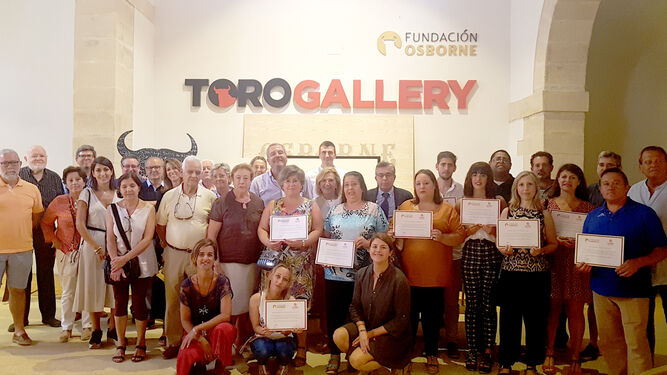 Participantes en el curso junto a responsables de Cáritas de Jerez y Fundación Osborne.