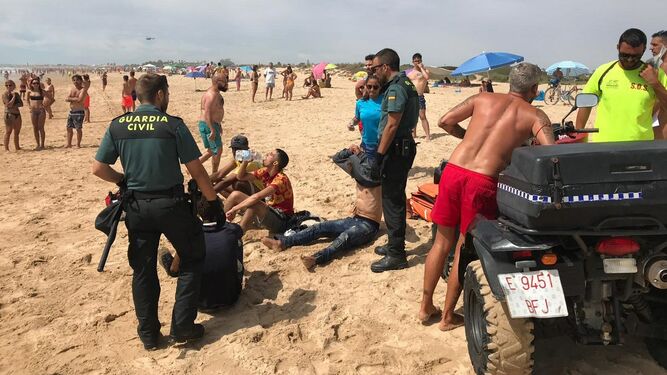 La Guardia Civil atiende a varios de los inmigrantes recién llegados a la playa de Zahora.