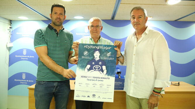 Viloita, Villena y Alonso posan con el cartel de la campaña de socios.
