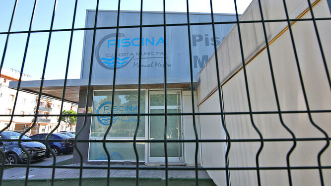 Imagen de la fachada de la piscina cubierta municipal Manuel Mestre.