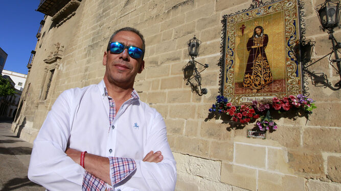 José Lázaro junto al azulejo de Nuestro Padre Jesús del Prendimiento que luce en la fachada de la Iglesia de Santiago.