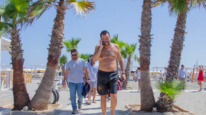 Salvini, de veraneo y con el móvil en la pequeña localidad de Policoro, en el sur del país.