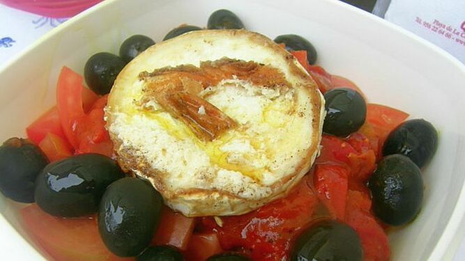 Ensalada de tomates con pimientos asados y queso de cabra