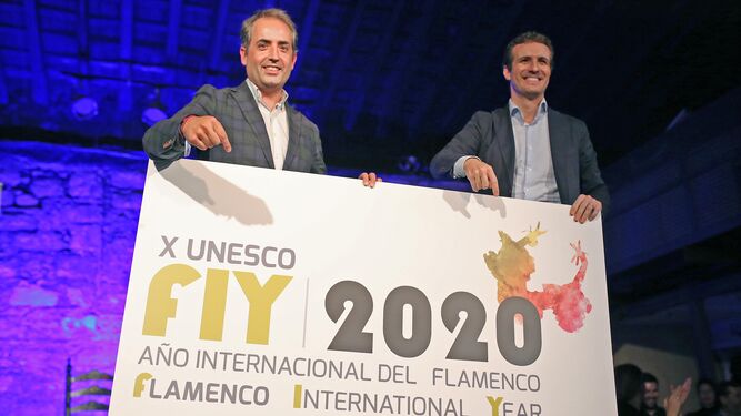 Pablo Casado y Antonio Saldaña, con el logo del proyecto del año internacional del flamenco en 2020.