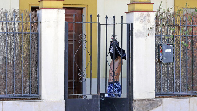 Uno de los okupas de la casa de la calle Carmen Requejo Iglesias, el pasado lunes.