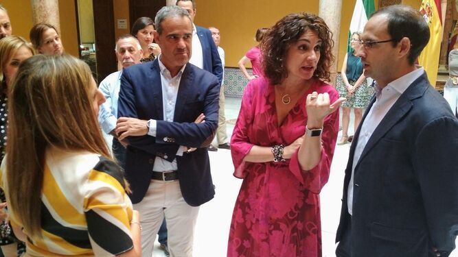 La ministra de Hacienda, hoy en el Ayuntamiento de Sanlúcar con el alcalde de la ciudad, el subdelegado del Gobierno y la presidenta de la Diputación.