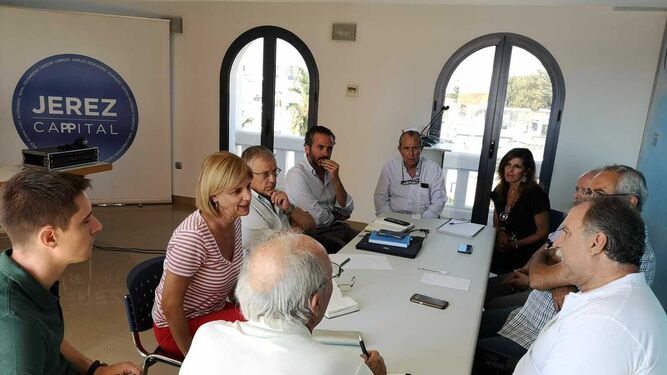 Una imagen de la reunión de miembros del PP con los de la plataforma Pro Asta Regia.