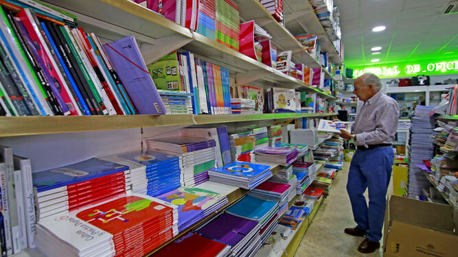 La 'Librería y papelería Recio' que regenta Juan Recio desde hace 37 años