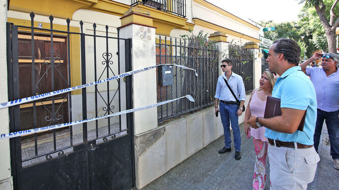 La alcaldesa, Mamen Sánchez, supervisando la vivienda precintada en la calle María del Carmen Requejo Iglesias.