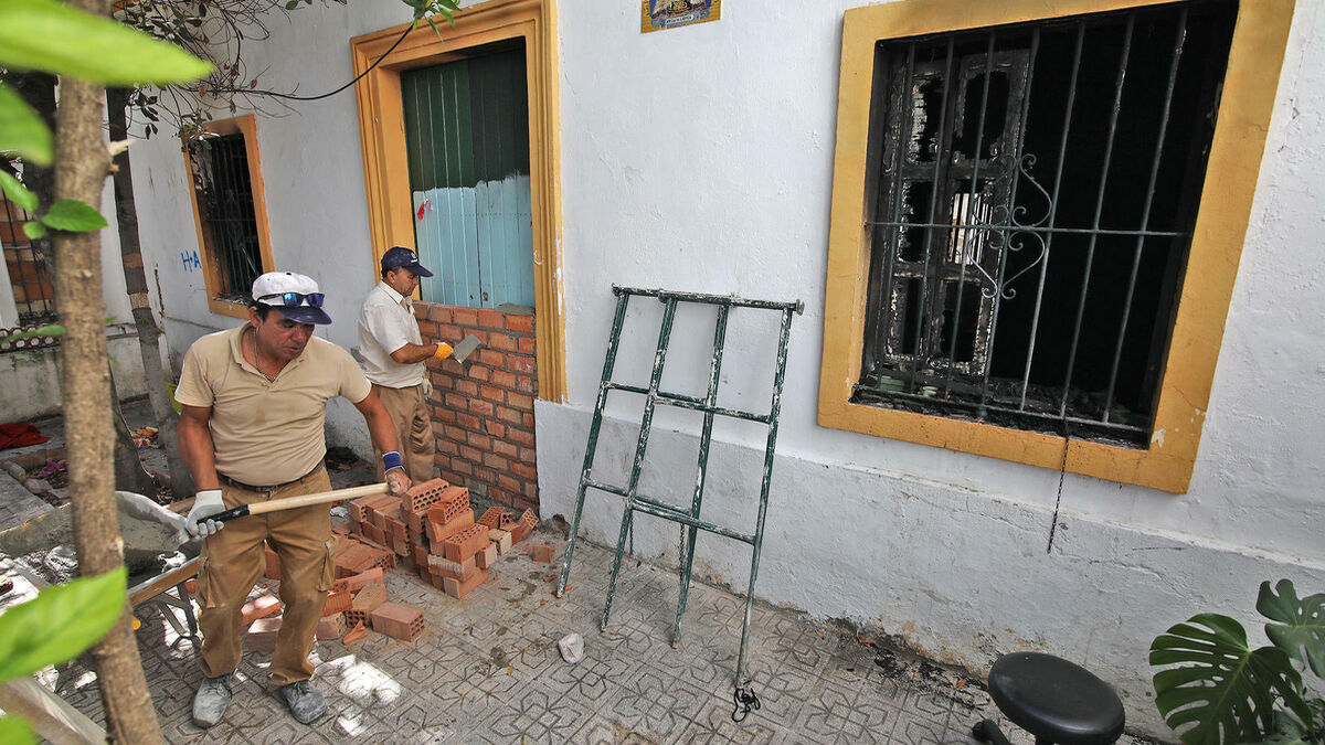 Operarios municipales tapiando los accesos a la vivienda de la calle Alcalde Francisco Jiménez Guinea.