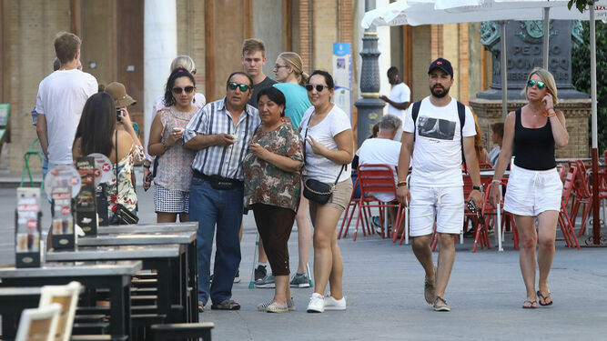 Varios turistas paseando por el centro de Jerez
