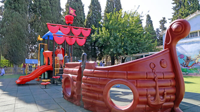 Barco Pirata colocado hace apenas dos semanas en el parque infantil. Se planea construir un parque de bolas cubierto justo al lado.
