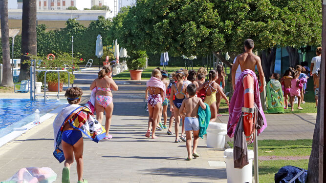 Niños preparándose para una de las actividades acuáticas previstas en el Club durante las mañanas de verano.