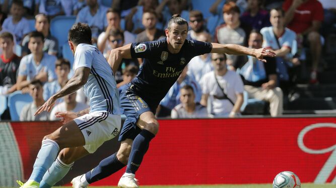 Bale conduce el balón en un momento del partido
