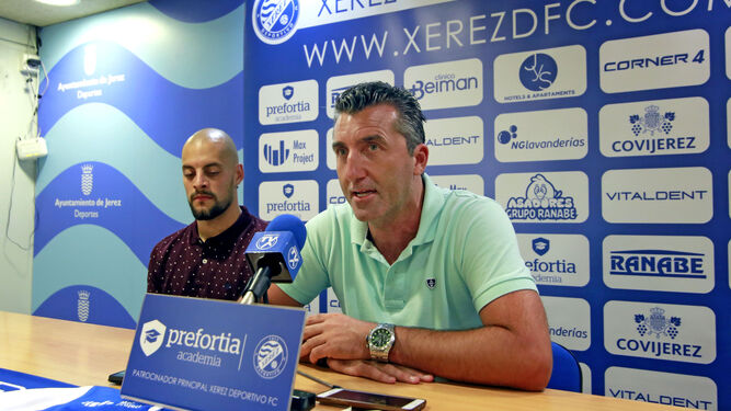 Edu Villegas, director deportivo del Xerez DFC, en la presentación de Kevin.