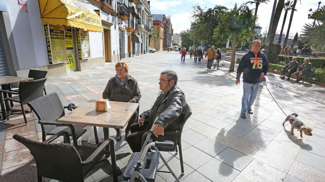 Dos clientes en una terraza, tras la apertura el pasado año de la nueva zona peatonal de la plaza del Arenal.