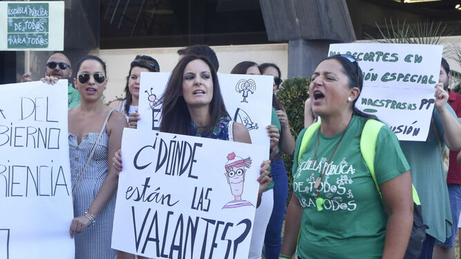 Una protesta de interinos en la Delegación de Educación de Córdoba a principios de agosto.